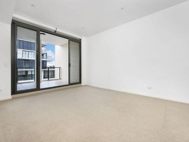 Spacious Top Floor Apartment with Water Glimpses, Study, Exceptional Storage, Parking and Storage Cage