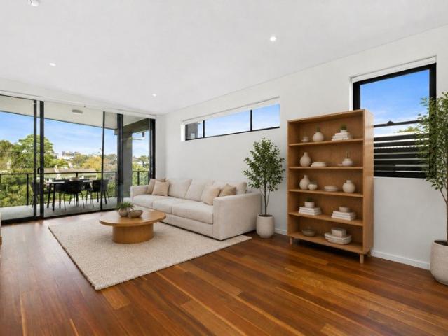 Spacious top floor living in a quiet, connected location