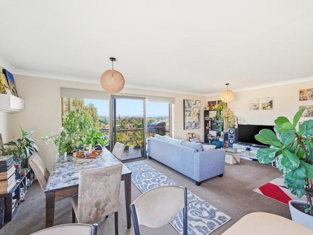 Spacious Top Floor Living With Panoramic Views