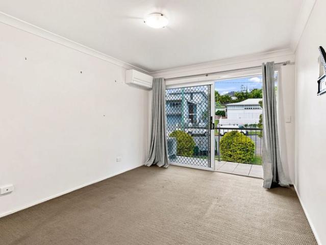 SPACIOUS TOP FLOOR LIVING