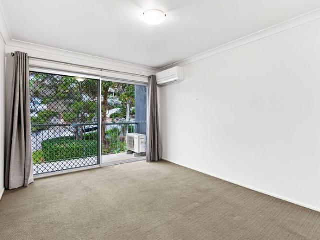 SPACIOUS TOP FLOOR LIVING