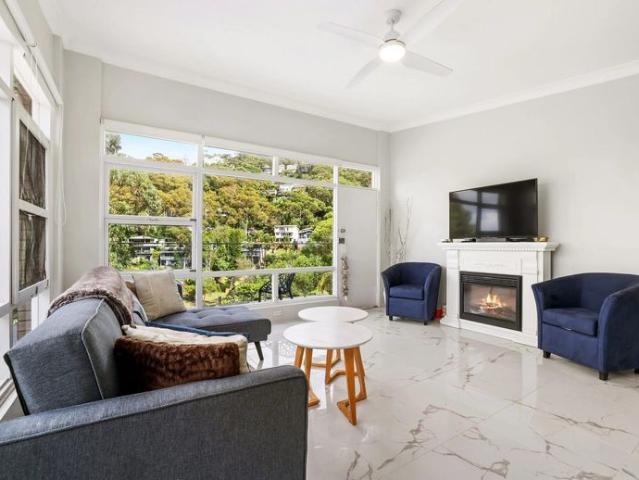 Spacious Top Floor Newport Apartment