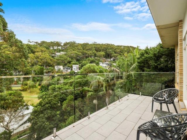 Spacious Top Floor Newport Apartment