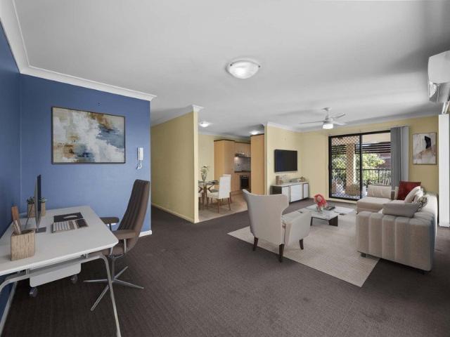 Spacious Top Floor Retreat with an Amazing Entertainer's Balcony