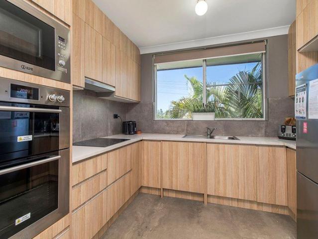 Spacious Top Floor Unit!