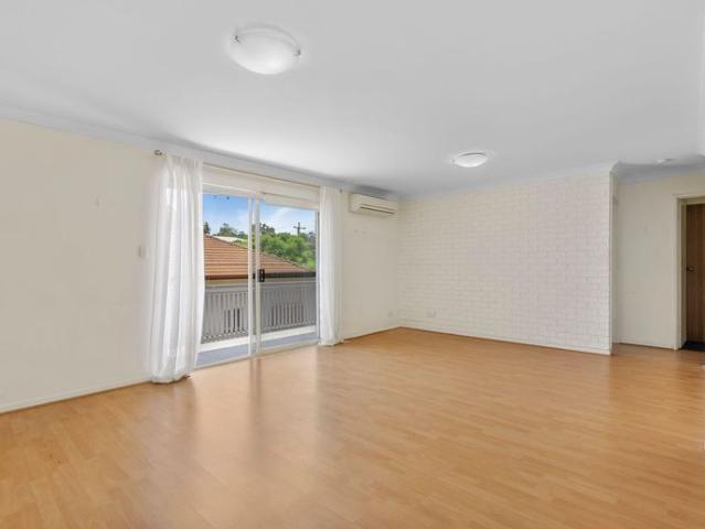 Spacious Top Floor Unit in the Heart of Ashgrove