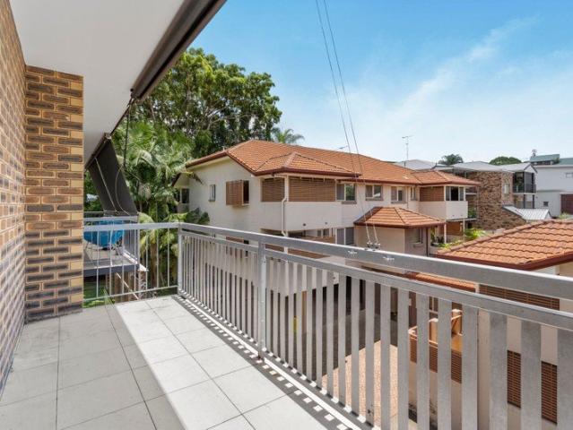 Spacious Top Floor Unit in the Heart of Ashgrove