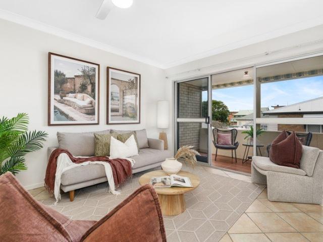 Spacious Top Floor Unit in a Great Clayfield Location