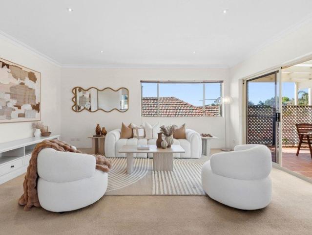 Spacious Torrens Title Townhouse in Convenient Coastal Setting