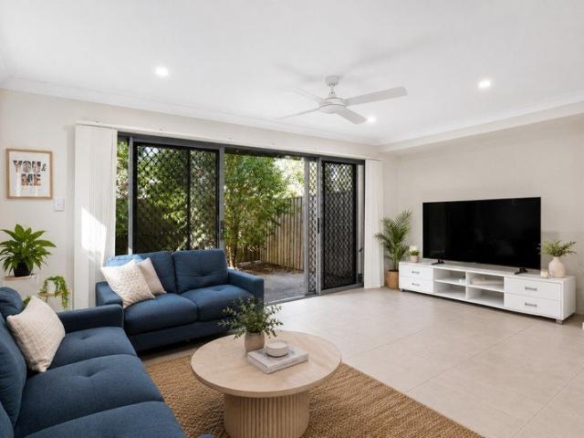 Spacious Town Home In Quiet Pocket