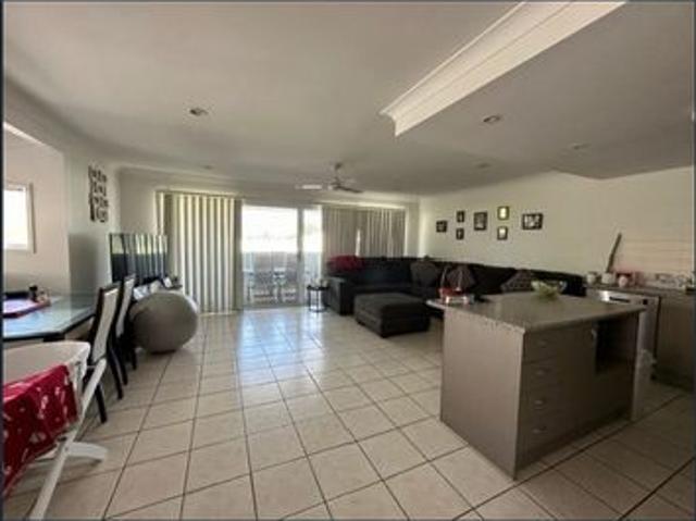 SPACIOUS TOWN HOUSE 3 BED 2 BATH DOUBLE LOCK UP GARAGE IN EXCEPTIONAL SOUGHT AFER LOCATION!