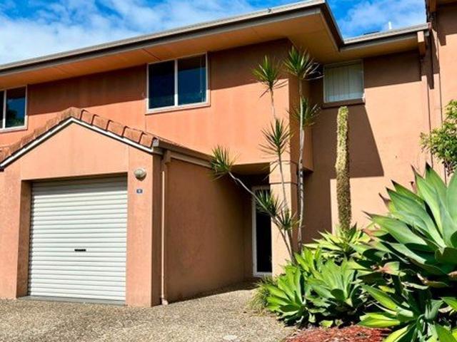 Spacious Townhouse 3 bed 2.5 bath 3 car