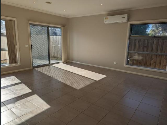 Spacious Townhouse 3 bedroom plus study!