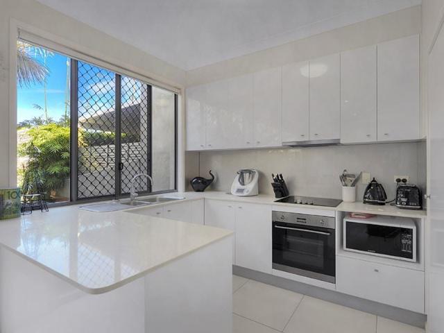 spacious townhouse central new farm