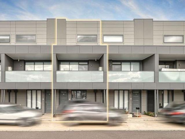 SPACIOUS TOWNHOUSE ACROSS FROM CRAIGIEBURN CENTRAL