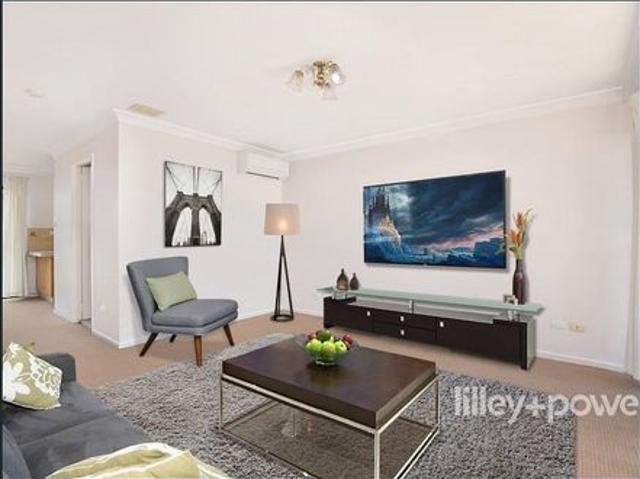 SPACIOUS TOWNHOUSE, BRAND NEW KITCHEN WITH DISHWASHER,AIR CONDITIONING, COURTYARD, LOCKUP GARAGE