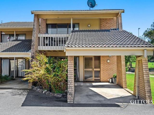 Spacious Townhouse, Huge Yard & Parkside Position