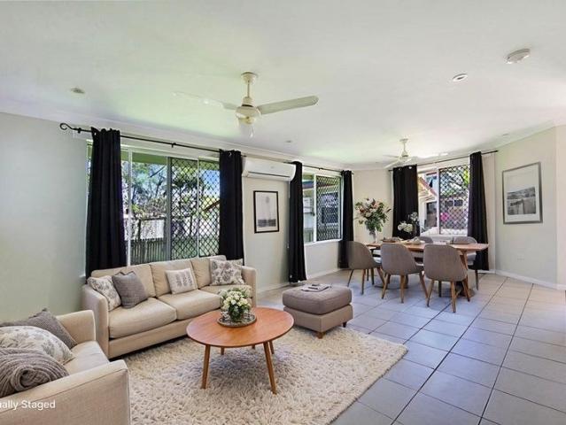 Spacious Townhouse in Central Locale!