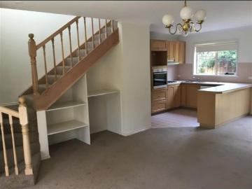 SPACIOUS TOWNHOUSE IN CENTRAL LOCATION