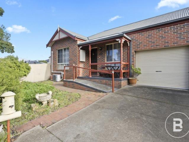 SPACIOUS TOWNHOUSE IN A CONVENIENT LOCATION INVESTMENT OPPORTUNITY!