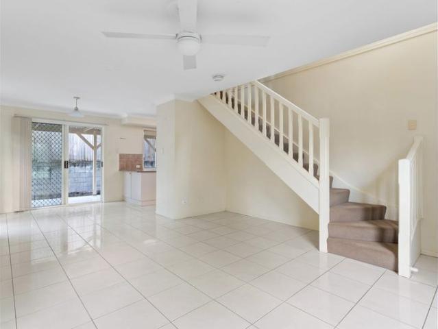Air Conditioned Spacious Townhouse In Convenient Location