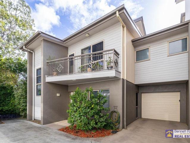 Spacious Townhouse in Fabulous location by the Water!