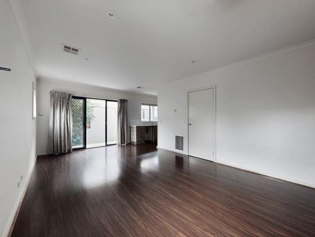 SPACIOUS TOWNHOUSE IN PRIME HAMPTON PARK LOCATION