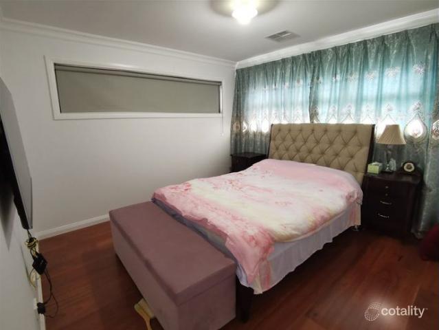 Spacious Townhouse in Prime Hughesdale Location