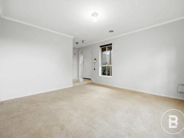 SPACIOUS TOWNHOUSE IN PRIME LOCATION