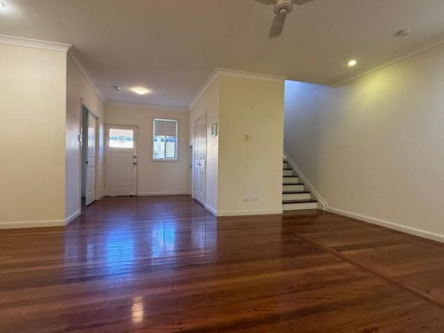SPACIOUS TOWNHOUSE IN PRIME LOCATION!
