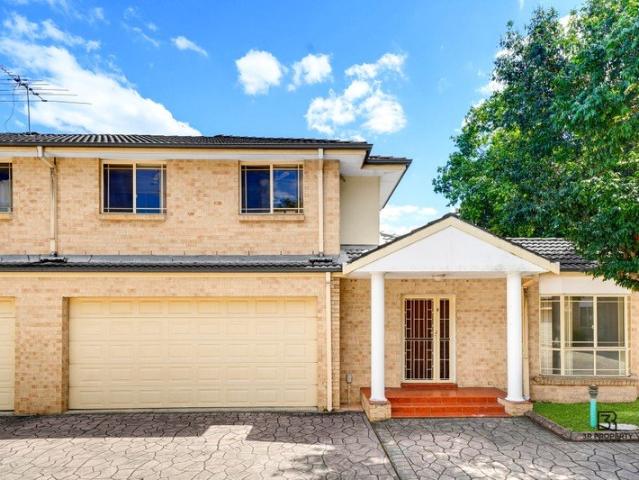 SPACIOUS TOWNHOUSE IN PRIME LOCATION!
