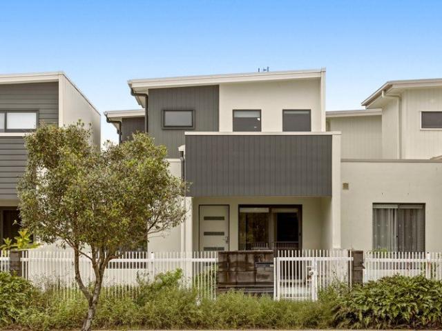 Spacious Townhouse Must Be Sold!