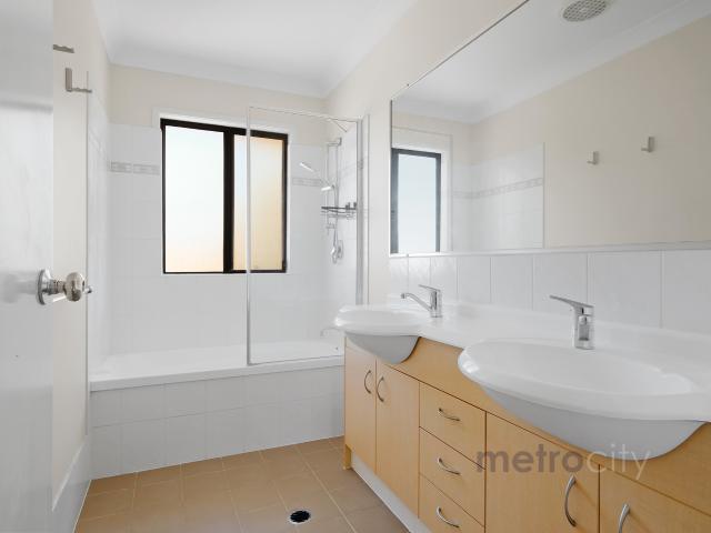 Spacious Townhouse in the Heart of Greenslopes⭐