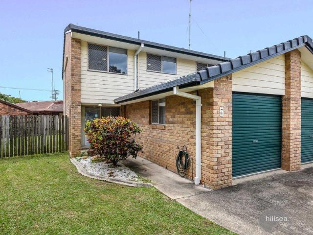 SPACIOUS TOWNHOUSE IN THE HEART OF SOUTHPORT