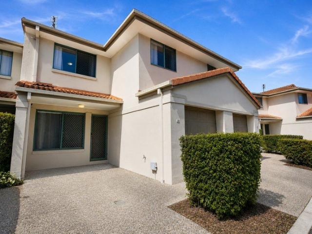 Spacious Townhouse in the Heart of Varsity Lakes