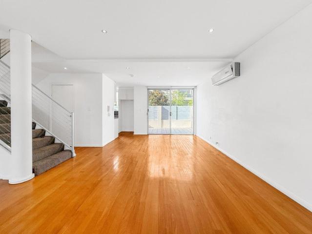 SPACIOUS TOWNHOUSE IN THE PERFECT LOCATION!