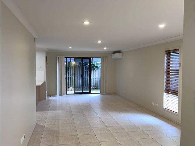 Spacious Townhouse in Varsity Lakes