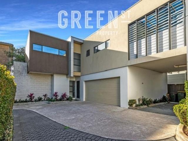 Spacious Townhouse Just Moments from Merewether Beach