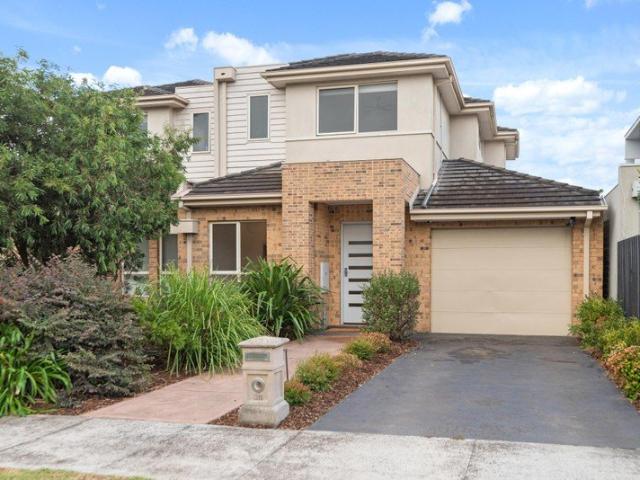 SPACIOUS TOWNHOUSE LIVING MCKINNON SCHOOL ZONED ADDRESS