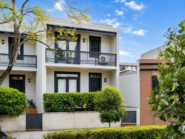 Spacious Townhouse Living Moments from Edgecliff Station