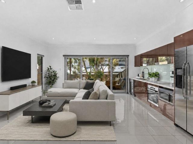 Spacious Townhouse Living, Centrally Positioned in Carina