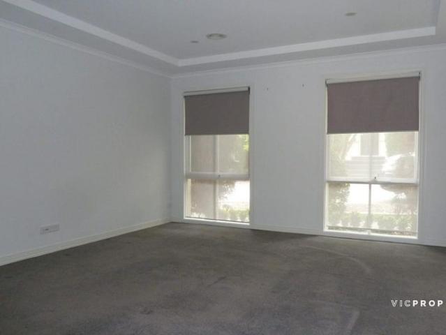 Spacious Townhouse Living in a Convenient Wantirna Location
