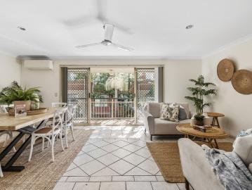 Spacious Townhouse Living in a Convenient Southport Location!