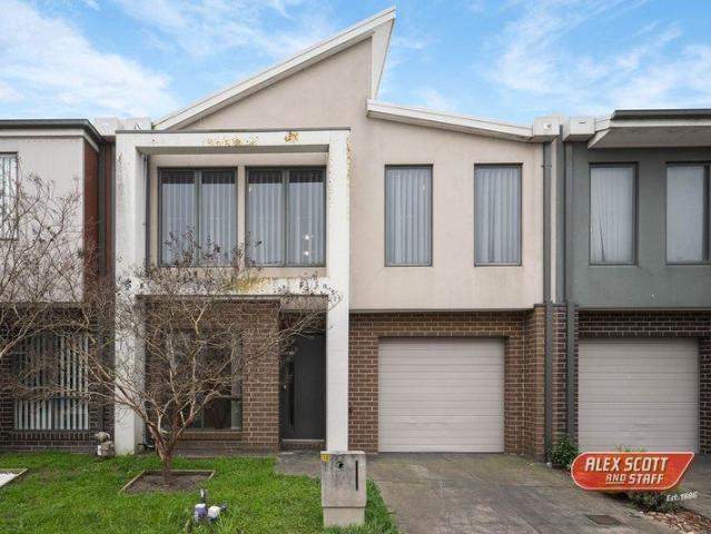 Spacious Townhouse Living in a Prime Pakenham Pocket