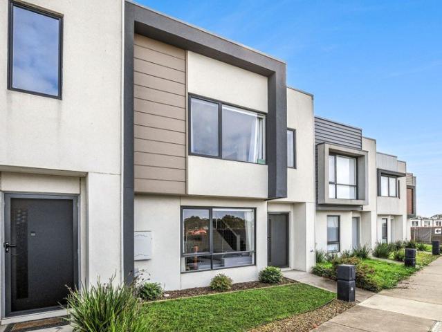 Spacious Townhouse Living, Rare Double Garage