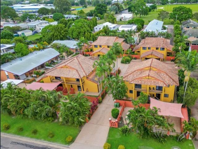 Spacious Townhouse Living, Steps from Mater Private Hospital