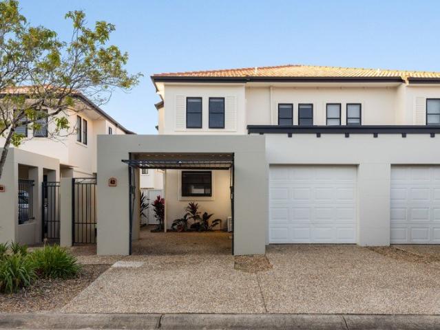 Spacious Townhouse Living with a North Facing Entertainer's Yard