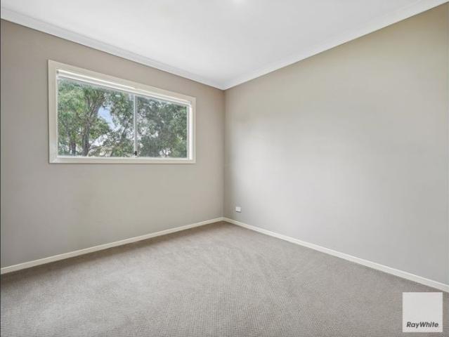 Spacious Townhouse Near Watergardens Centre