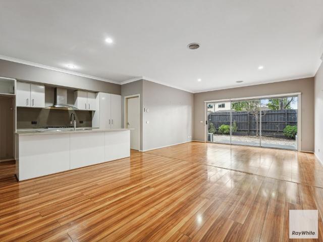 Spacious Townhouse Near Watergardens Centre