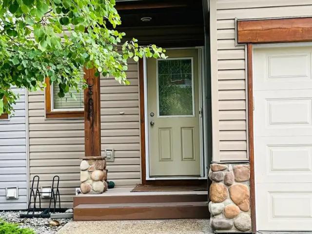 Spacious Townhouse Near Downtown – Walkable Location & Finished Basement!